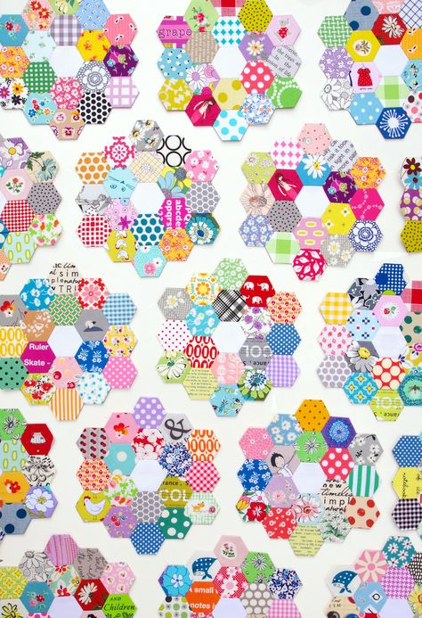 Small Hexagon Quilt Pattern, Hexagon Quilt Pattern Free Templates, Hexagon Epp Quilt, Hexie Projects Ideas, Mini Hexagon Quilt, Hexies Projects, English Paper Piecing Quilts Inspiration, Hexagon Quilt Pattern Free, Hexies Projects English Paper Piecing