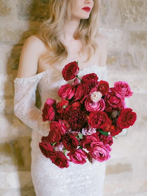 10 Inspiring Rose Wedding Bouquets For Any Season - David Austin Wedding and Event Roses David Austin Wedding, Flowers Board, Wedding Roses, Colorful Wedding Flowers, Bridal Bouquet Pink, Winter Wedding Bouquet, Red Rose Wedding, Red Wedding Flowers, Red Rose Bouquet