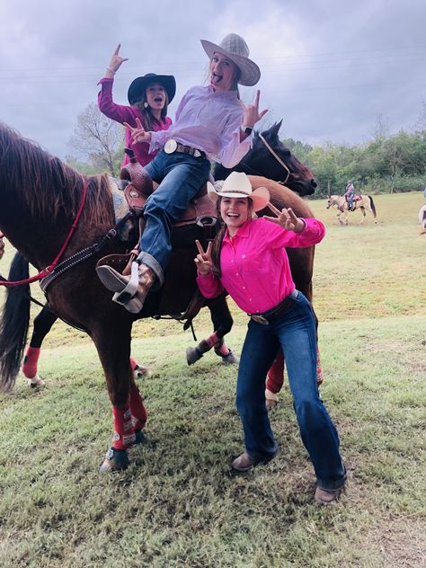 Country Besties, Rodeo Pics, Rodeo Pictures, Country Best Friends, Foto Cowgirl, Western Photoshoot, Cowgirl Pictures, Rodeo Girls, Cute Horse Pictures