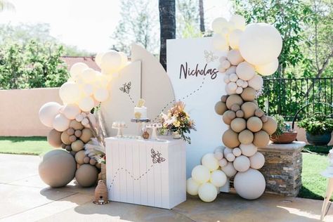 Have you heard the buzz lately?... This Neutral Boho Honey Bee Party by Elizabeth Anzelotti of Bebeth Party Decor & More, out of San Diego, CA, is 'stun'ning! Featuring muted tones, balloons and more, this first birthday celebration is full of details to adore! So fly around and see for yourself these details and others that I know you will be buzzing about: Modern Panel Backdrop Neutral-colored Balloon Garlands Sweet as Honey Dessert Cart Sweet Bee Themed Birthday Cake Bee-inspired Cookies Neutral Tones Birthday Party, Birthday Panel Backdrop, Neutral Birthday Decorations, Neutral Birthday Party Themes, Neutral First Birthday Party, Bee Birthday Backdrop, Bee Baby Shower Food, Bee Baby Shower Centerpieces, Bee Baby Shower Ideas