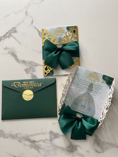 Invitaciones de 15 años / Verde esmeralda y dorado - Etsy España Emerald Green Quinceanera Theme, Quinceñera Invitations, Green Quinceanera Theme, Emerald Green Decor, Rose Gold Foil Invitations, Emerald Green Wedding Theme, Quince Themes, Quinceanera Themes Dresses, Rose Gold Princess