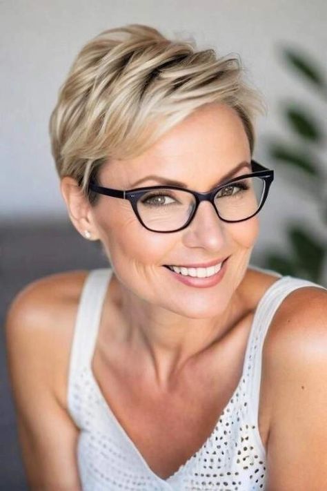 Side Swept Pixie, Short Hair Pixie Bob, Hairstyles For Women With Glasses, Women With Glasses, Trendy Short Hairstyles, Big Glasses, Hairstyles With Glasses, A Burden, Hair Pixie