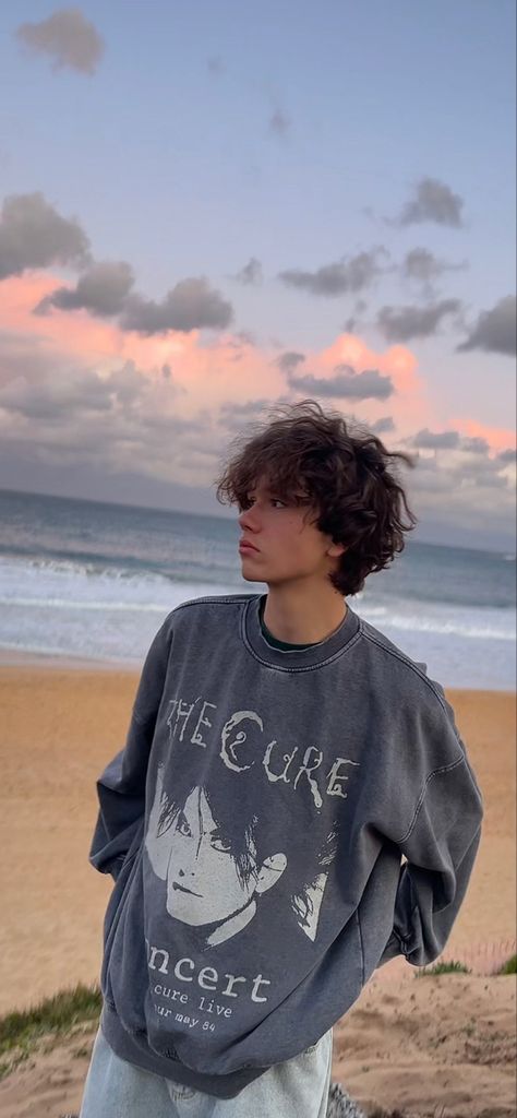 Australian Guy Aesthetic, Surfer Curls Men, Beach Boy Haircut, Surfer Boys Outfits, Surfing Aesthetic Boy, Surfer Boys Aesthetic, Ocean Boy Aesthetic, Surfer Curls, Beach Boy Hair