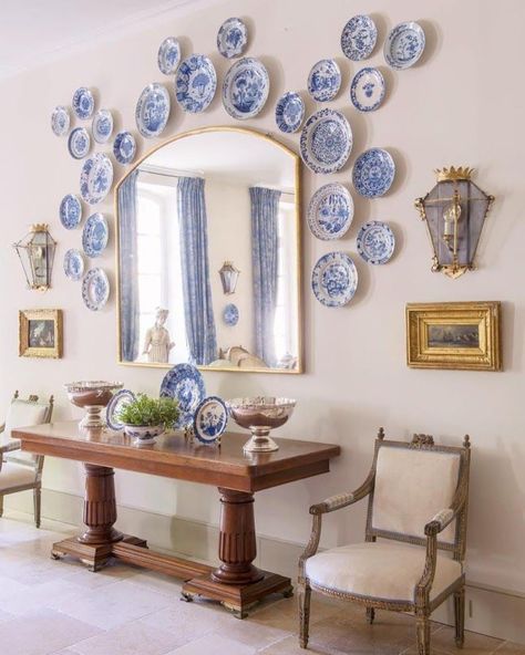 The Prettiest House Ever? Plates On The Wall, Blue And White Plates, Victoria Magazine, Blue White Decor, Plate Wall Decor, Plate Decor, Bedroom Decorating Ideas, Plate Display, Blue And White China