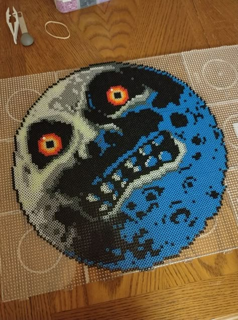 Found this creepy fellow online! I immediately knew it would go great with my Skull Kid Majora, so I made it... and so can you! Majoras Mask Moon, Video Game Perler, Pearl Art, Hamma Beads Ideas, Perler Creations, Hamma Beads, Perler Art, Cool Pixel Art, Perler Bead Templates