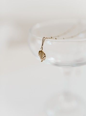 Gold necklace hanging from cocktail glass. Product photo shoot ideas. Necklace set. Fashion photographer. Lifestyle product photography Gold Necklace Photography Ideas, Necklace Lifestyle Photography, Homeware Product Photography, Product Photography Ideas Jewelry Set Design, Necklace Product Photography Ideas, Necklace Photo Ideas, Necklace Product Shoot, Necklace Shoot Ideas, Gold Necklace Photography