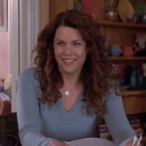 #gg #icon #lorelai #icons #lorelaigilmore #gilmore #laurengraham #gilmoregirls #2000s Lorelai Gilmore Hair, Lorelai Outfits, Deep Auburn Hair, Lorelei Gilmore, Long Haircuts, Lauren Graham, Lorelai Gilmore, Fits Inspo, Auburn Hair