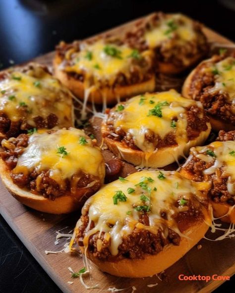 Crispy Garlic Bread, Cheesy Sloppy Joes, Hamburger Dishes, Steak Dinners, Recipes Steak, Crispy Garlic, Indulgent Food, Sloppy Joes Recipe, Beef Casserole Recipes