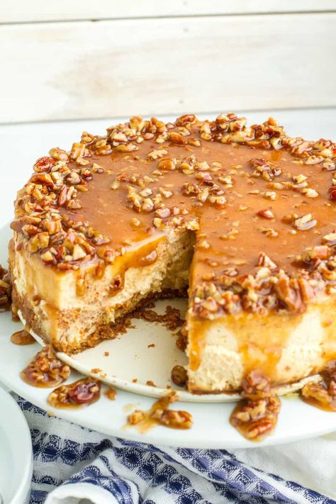 Pecan Cheesecake Recipes, Pecan Pie Cheesecake Bars, Pecan Pie Cheesecake Recipe, Caramel Pecan Pie, Sweet Potato Cheesecake, Philadelphia Torte, Pecan Pie Easy, Pecan Pie Cheesecake, Pecan Pie Filling