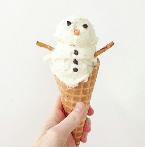 Ice cream snowman Ice Ice Cream, Halo Top Ice Cream, Ice Cream Pictures, Christmas Ice Cream, Natural Ice Cream, Halloween Ice Cream, Ice Cream Wallpaper, Ice Cream Crafts, Ice Cream Stand