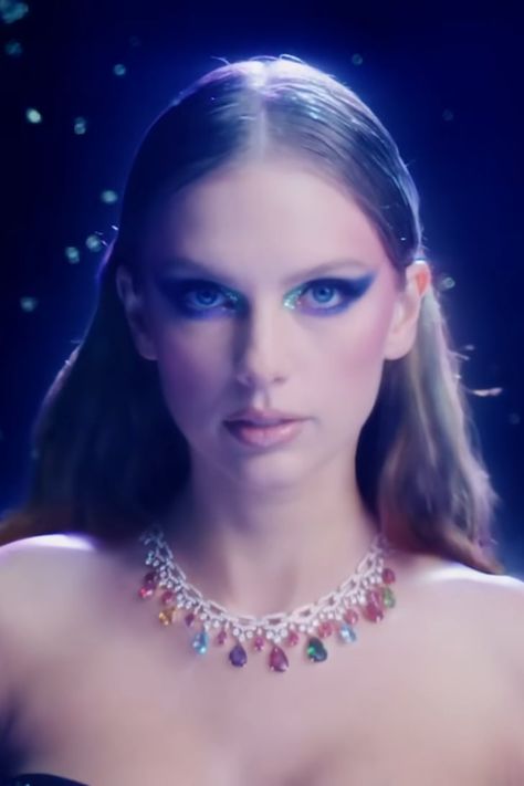 Taylor Swift Costumes Based on Her Music Videos Make Up Artist Tattoos Ideas, Taylor Swift Bejeweled Music Video, Taylor Swift Music Videos Outfits, Bejeweled Music Video, Bejeweled Taylor Swift, Taylor Swift Eyes, Music Video Outfits, Taylor Swift Bejeweled, Music Video Makeup