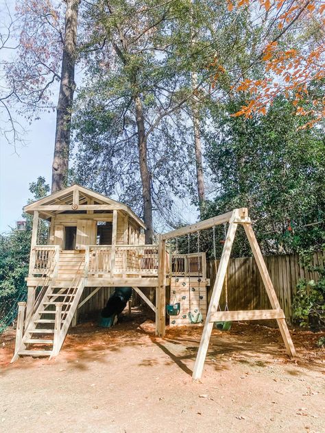 Tree Playground Ideas, Diy Treehouse Playset, Diy Treehouse Swingset, Playhouse On Stilts, Wood Chip Play Area, Play Set Ideas, Diy Playset Outdoor, Large Tree House, Treeless Treehouse