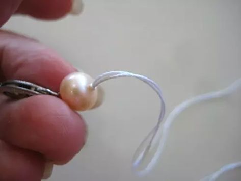 how to knot pearls How To Knot Pearls, How To Restring Pearls, Pearls Jewelry Diy, Knots Diy, Pearls Jewelry, Themed Jewelry, Jewelry Repair, Tie Knots, Photo Tutorial