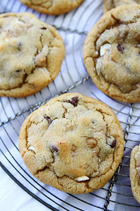 Hazelnut Toffee, Husband Food, Mmm Cookies, Toffee Chocolate Chip Cookies, Sunday Baking, Toffee Chocolate, Hazelnut Cookies, Amazing Cookies, Hazelnut Chocolate