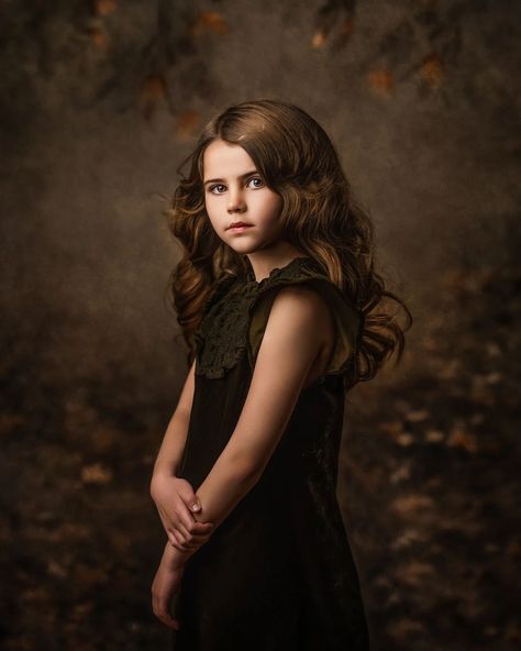 Kids Portrait Studio, Painterly Photography, Foto Inspo, Senior Photography Poses, Fine Art Portrait Photography, Art Photography Portrait, Fine Art Portraiture, Vintage Fashion Photography, Childrens Photography