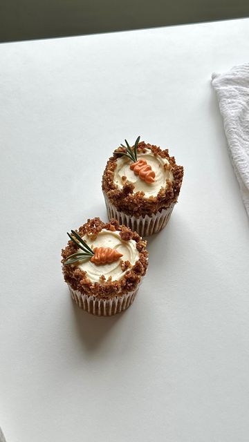 Carrot Muffins With Cream Cheese, Cupcakes Fall, Carrot Muffin, Moist Cupcakes, Carrot Cupcake, Carrot Cake Muffins, Carrot Muffins, Shredded Carrots, Carrot Cake Cupcakes