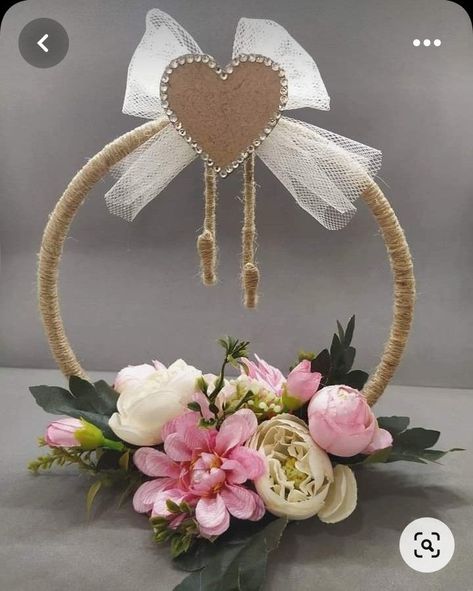 Valentine Day Centerpieces, Hoop Centerpieces, خواتم خطوبة, Wedding Gift Hampers, Wedding Gift Pack, Diy Arrangements, Creative Flower Arrangements, Arrangement Ideas, Fabric Flowers Diy