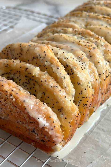 Easy Pull Apart Bread Recipes, Sweet Breakfast Bread Recipes, Pull Apart Bread Dessert, Lemon Poppyseed Pull Apart Bread, Pull Apart Bread Sweet, Thanksgiving Dessert Bread, Loaf Recipes Dessert, Sweet Loaf Bread, Pretty Baked Goods