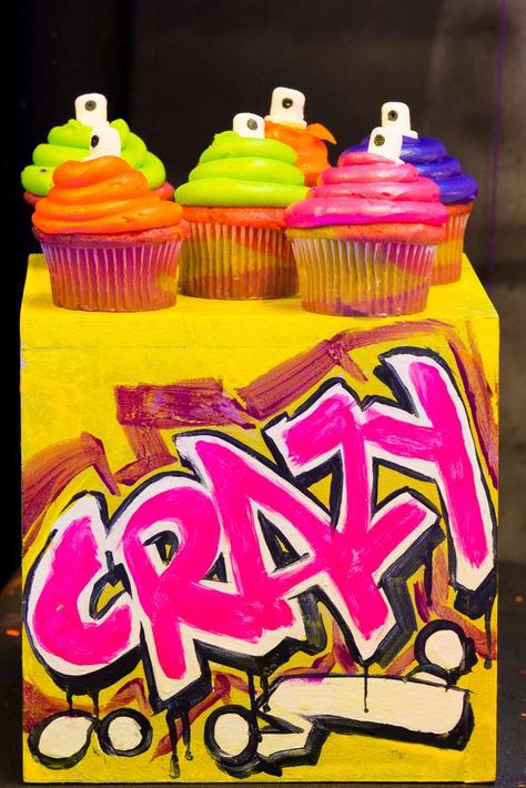 Graffiti Party Theme, Hip Hop Birthday Party, Graffiti Party, 90s Party Decorations, Hip Hop Birthday, Glow Stick Party, 90s Theme Party, 80s Theme Party, Dark Party