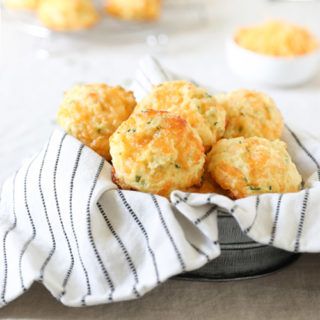 Cauliflower Cheddar Biscuits Homemade Cream Corn, Red Lobster Cheddar Bay Biscuits, Cheesy Biscuit, Cheddar Bay Biscuits, Cheddar Biscuits, Weight Watchers Recipes, Biscuit Mix, Restaurant Dishes, Red Lobster