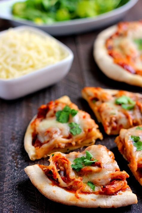 Barbecue Chicken Pita Pizza Chicken Pita Pizza, Pita Pizza, Pita Pizzas, Chicken Pita, Diner Recept, Chicken Dinners, Low Fodmap Recipes, Barbecue Chicken, Fodmap Recipes