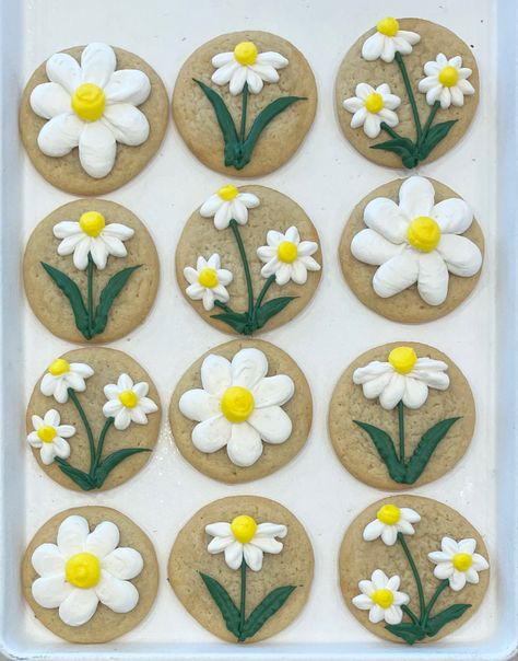 Spring Cookie Decorating Ideas, Round Cookies Decorated, Spring Decorated Cookies, Cookie Decorating Ideas, Buttercream Cookies, Cookie Cake Designs, Cottage Food, Butterfly Cookies, Buttercream Decorating