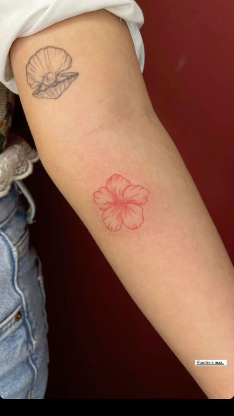 Hibiscus Tattoo On Ankle, Red Flower Outline Tattoo, Pink Hibiscus Flower Tattoo, Orange Hibiscus Tattoo, Hawaiian Flower Tattoo Designs, Hibiscus Tattoo Red, White Hibiscus Tattoo, Amapola Tattoo Puerto Rico, Hawaiian Tattoos For Women Meaning