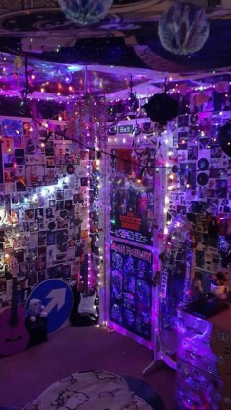 Indie Room Ideas, Graffiti Bedroom, Emo Room, Nerd Room, Magical Room, Chill Room, Cute Bedroom Ideas, Room Redesign, Grunge Room