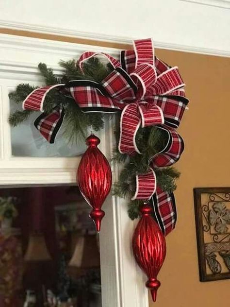 Red And Black Christmas, Easy Diy Christmas Decor, Natal Country, Diy Christmas Decor Ideas, Christmas Entryway, Diy Christmas Decor, Christmas Swags, Christmas Mantels, Black Christmas