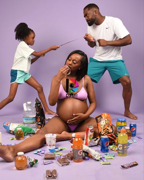 Sports Maternity Pictures, 90s Theme Maternity Shoot, Family Maternity Shoot, Pregnancy Pics, Maternity Photography Poses Pregnancy Pics, Black Family, 90s Theme, Maternity Photography Poses, Black Families