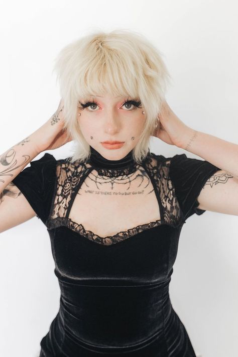 Blonde Goth Hair, Goth Blonde Hair, Alt Blonde Hair, Blond Goth, Goth Blonde, Blonde Goth, Green Banner, Blondie Girl, White Goth