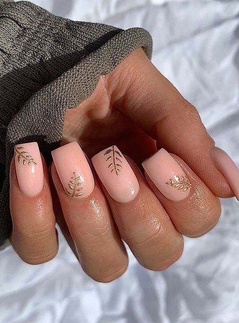 gold leaf on nude nails, minimalist nails, simple nails, nude and gold nails, minimalist nail ideas, nail ideas Short Nail Ideas, Sheer Nails, Modern Nails, Short Square Nails, Spring Styles, Short Nail, Nagel Inspo, Oval Nails, Cute Nail Designs