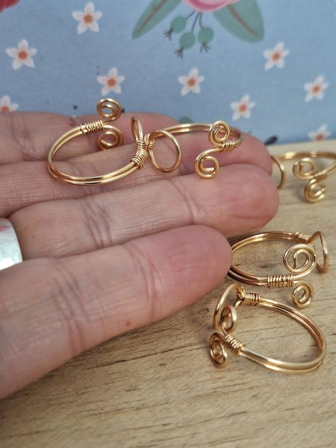 Wire Wedding Rings, How To Make Adjustable Wire Rings, Adjustable Ring Design, Adjustable Wire Ring, Simple Wire Rings, Cute Wire Rings, Wire Wrap Rings, Ear Cuff Diy, Diy Wire Wrapped Rings