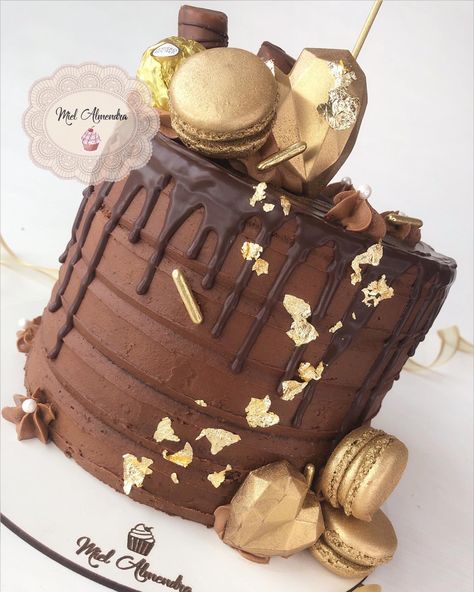 Chocolate buttercream,macarons,gold paper, artesanal chocolates,m Chocolate Drip Cake, Chocolate Drip, Drip Cake, Chocolate Buttercream, Drip Cakes, Gold Paper, Macarons, Chocolates, Butter Cream