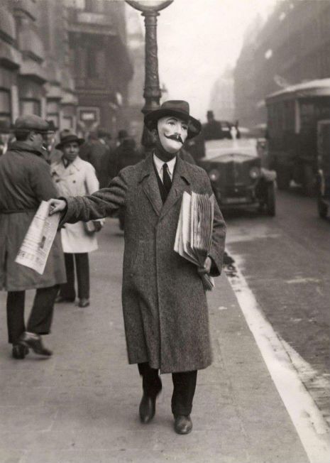 Man selling newspapers in Paris looks like he’s wearing a Guy Fawkes mask, 1925 London 60s, Paris 1920s, Guy Fawkes Mask, Vintage Foto's, Classic Photography, Fritz Lang, Camera Angles, Guy Fawkes, Paris Look