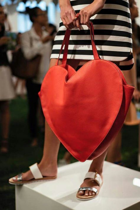 Carteras Kate Spade Leather Heart Bag, Kantong Souvenir, Diy Boots, Heart Bags, Kate Spade Spring, Desain Tote Bag, Diy Sac, Red Tote Bag, Diy Bag Designs