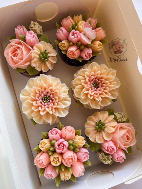 Cupcakes That Look Like Flowers, Sharable Desserts, Buttercream Icing Techniques, Gourmet Cupcake Recipes, Cupcake Flower Bouquets, Cupcakes Flores, Cupcake Flowers, Flower Cake Design, Fancy Cupcakes