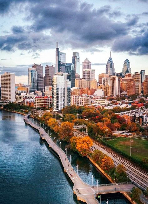 Philly Skyline, Downtown Pictures, Autumn City, Historic Philadelphia, Philadelphia Skyline, Cities Skylines, Hello November, Fall Images, Urban Aesthetic