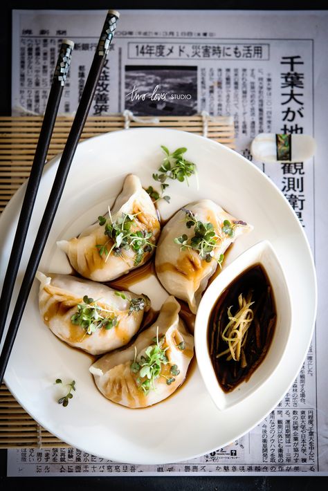 Homemade Dumplings Recipe, Stomach Rumbling, Ramen Recipe, Homemade Dumplings, Funky Monkey, Japanese Curry, Global Food, Dumpling Recipe, Snow Cones