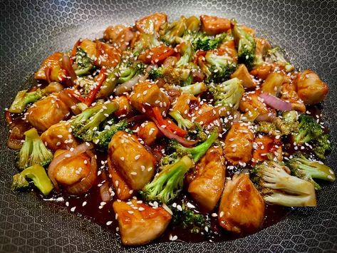 Sesame Chicken with Broccoli Recipe Chicken With Broccoli, Chicken Casseroles, Broccoli Recipe, Sesame Sauce, Fry Recipes, Sesame Chicken, Chicken Food, Fresh Broccoli, Favorite Meals