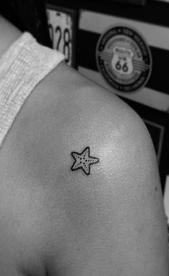 Starfish Finger Tattoo, Minu Tattoo Ideas, Tiny Sea Animal Tattoo, Easy Cute Henna Ideas, Holiday Small Tattoos, Shark Tiny Tattoo, Small Ocean Tattoo Ideas Simple, 3 Starfish Tattoo, Mini Holiday Tattoos