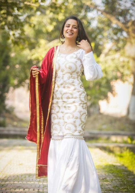 gorgeous white sharara suit with red dupatta❤️🤍 White Suit With Red Dupatta, Suit With Red Dupatta, White Sharara Suit, Garara Dress, Garara Suit, Traditional Poses, White Sharara, Red Dupatta, Sharara Designs