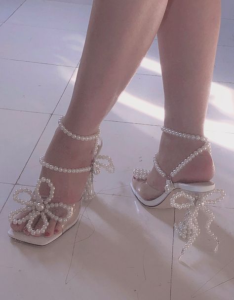 White Heel Boots, Dance Bows, Pearl Look, Glass Heels, Heels Aesthetic, Transparent Heels, Pearl Sandals, Heels White, White High Heels