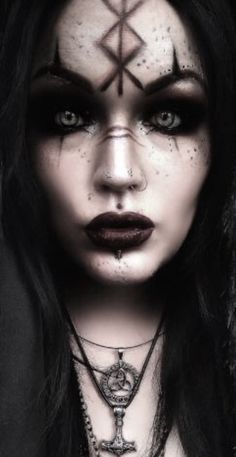 Queen Of Darkness Makeup, Womens Witch Makeup, Evil Witch Makeup Halloween, Scary Witch Face Paint, Halloween Evil Makeup, Demonic Witch Makeup, Demon Nun Makeup, Demon Costume Makeup, Demon Queen Makeup