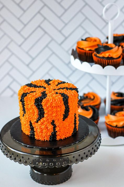 Tiger Cupcake Cake, Tigger Smash Cake, Bengals Cake Ideas, Tiger Stripe Cake, Tiger Smash Cake, Bengals Birthday Cake, Tiger Cake Ideas, Clemson Cake, Safari Photoshoot