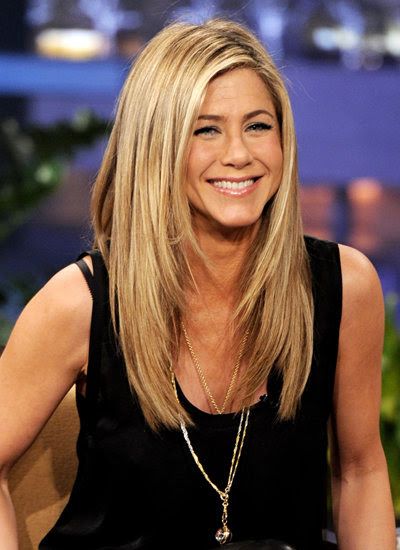 Jennifer Aniston, side part, face framing layered hair cut. Hair Evolution, Jennifer Aniston Hair, Brunette Bob, Jenifer Aniston, Jennifer Aniston Style, Flot Makeup, Long Layered Hair, Side Part, Katie Holmes