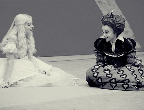 Anne Hathaway and Helena Bonham Carter as the White Queen and Queen of Hearts in Alice in Wonderland. White Queen And Queen Of Hearts, White Queen And Red Queen, Queen Alice, The White Queen, Alice In Wonderland Tea Party Birthday, Tim Burton Films, Alice Madness, Princess And The Pea, Helena Bonham