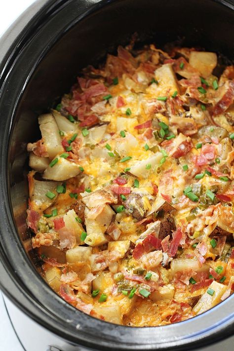 Loaded Chicken And Potato Casserole, Chicken And Potato Casserole, Loaded Chicken And Potatoes, Loaded Chicken, Chicken And Potato, Crock Pot Potatoes, Potatoe Casserole Recipes, Crockpot Dishes, Chicken Slow Cooker Recipes