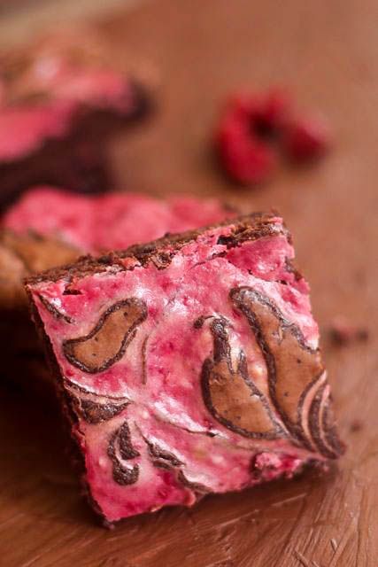 Raspberry Cheesecake Swirled Brownies - These are the most beautiful brownies I have ever seen - too pretty to eat - NOT :) Swirled Brownies, Cheesecake Swirl Brownies, Raspberry Cream Cheese, Raspberry Brownies, Chocolate And Raspberry, Swirl Brownies, Raspberry Cream, Chocolate Fudge Brownies, Raspberry Recipes