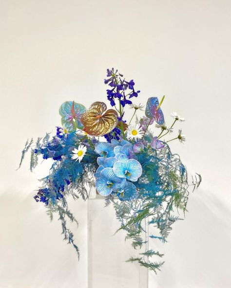 Modern Blue Floral Arrangements, Ocean Floral Arrangements, Blue Floral Arrangements Wedding, Blue Floral Arrangements, Blue Orchid Flower, Blue Flower Arrangements, Orchid Flower Arrangements, Tropical Floral Arrangements, Flower Backdrop Wedding